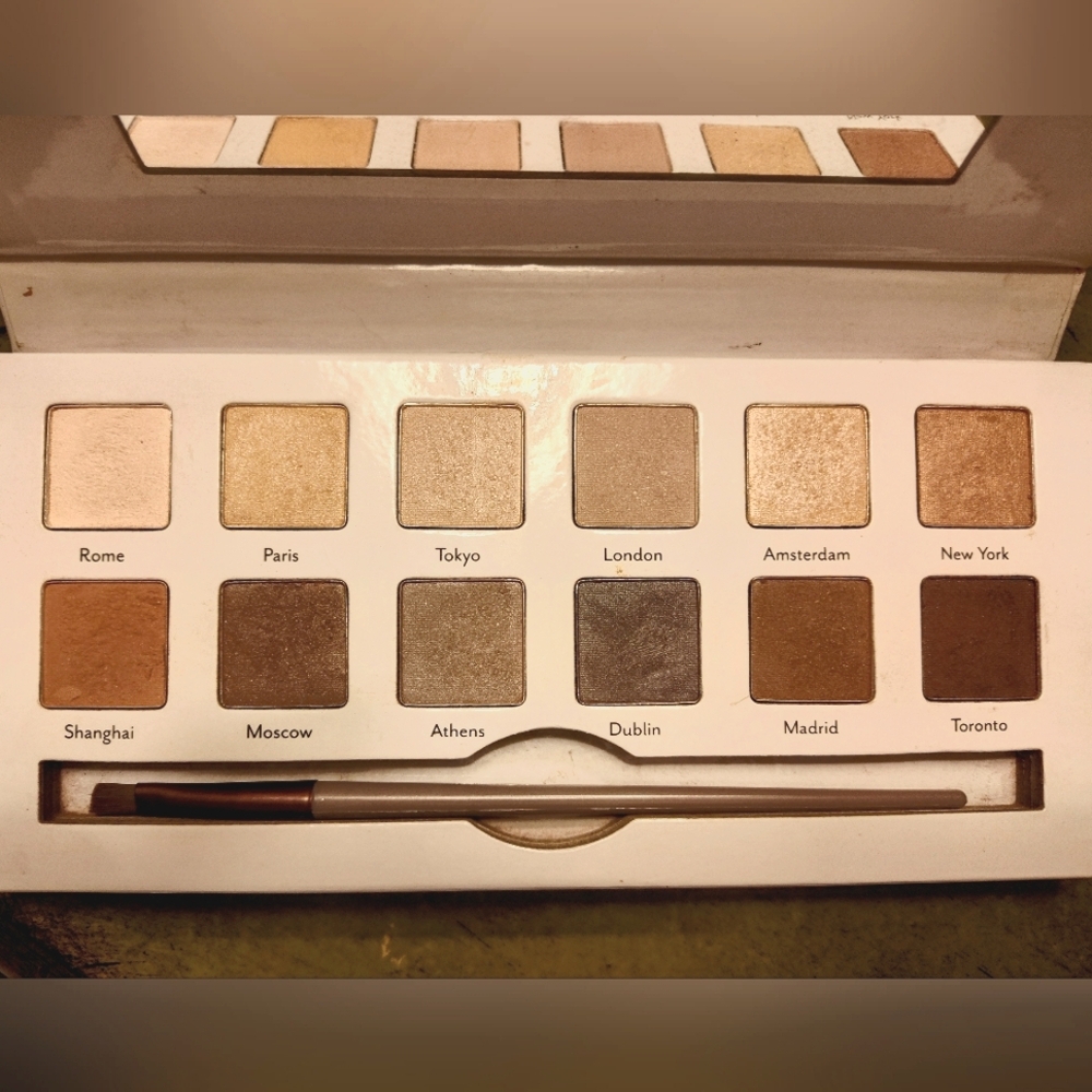 CARGO COSMETICS Around the world 12 color eyeshadow pallette